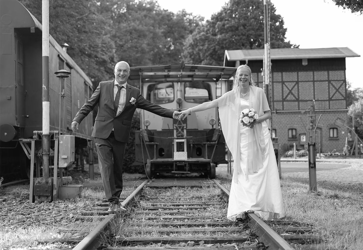 Brautpaar Fotoaufnahme auf alten Eisenbahnschienen