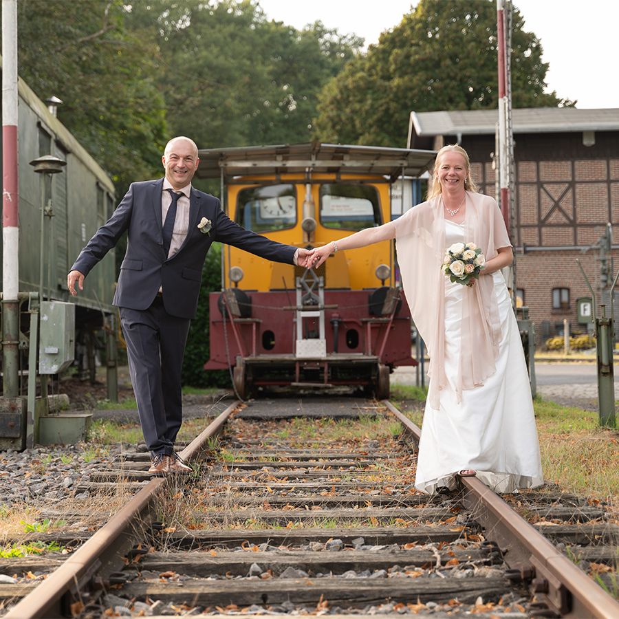 Brautpaar auf alten Eisenbahnschienen